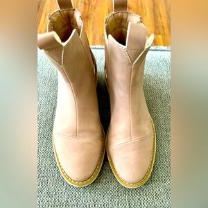 TOMS WOMENS SKYLAR BOOTS SZ 7 NATURAL COLOR LIKE NEW